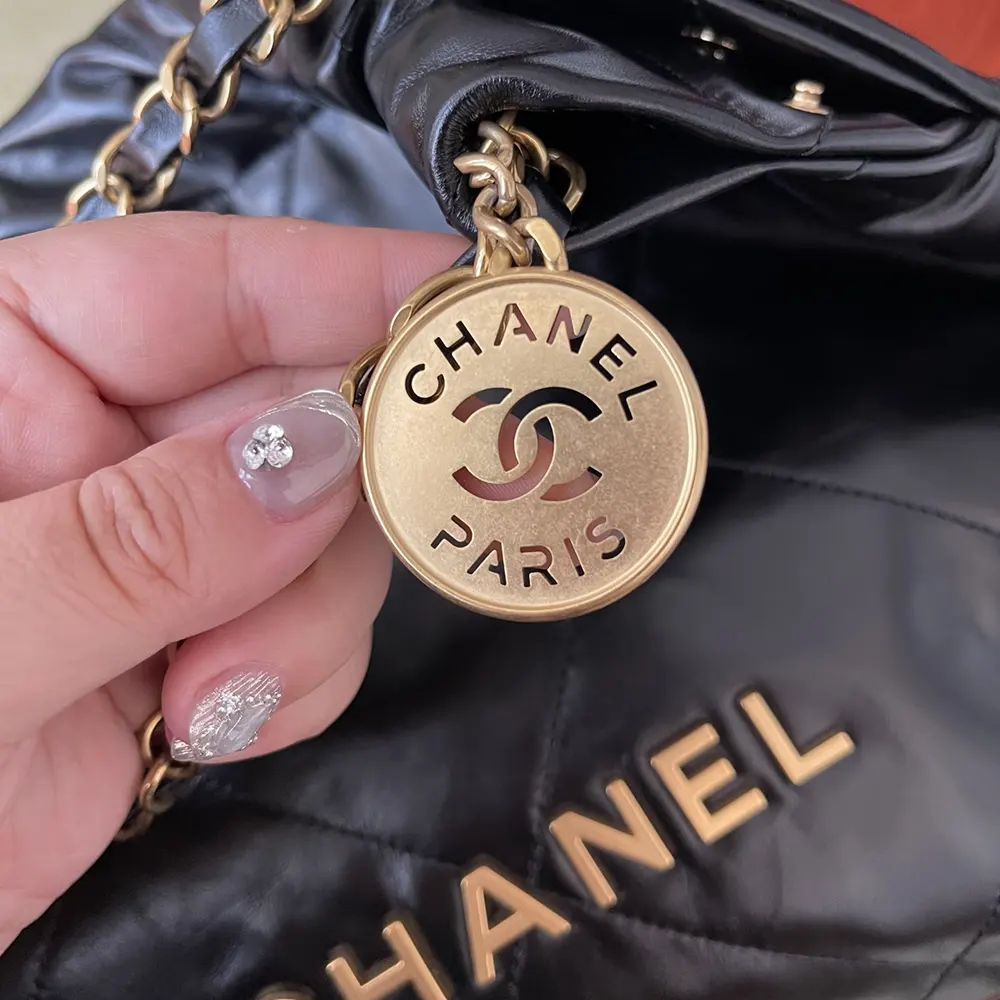  Black CHANEL 22 Handbag Review——Shiny Calfskin & Gold-Tone Metal