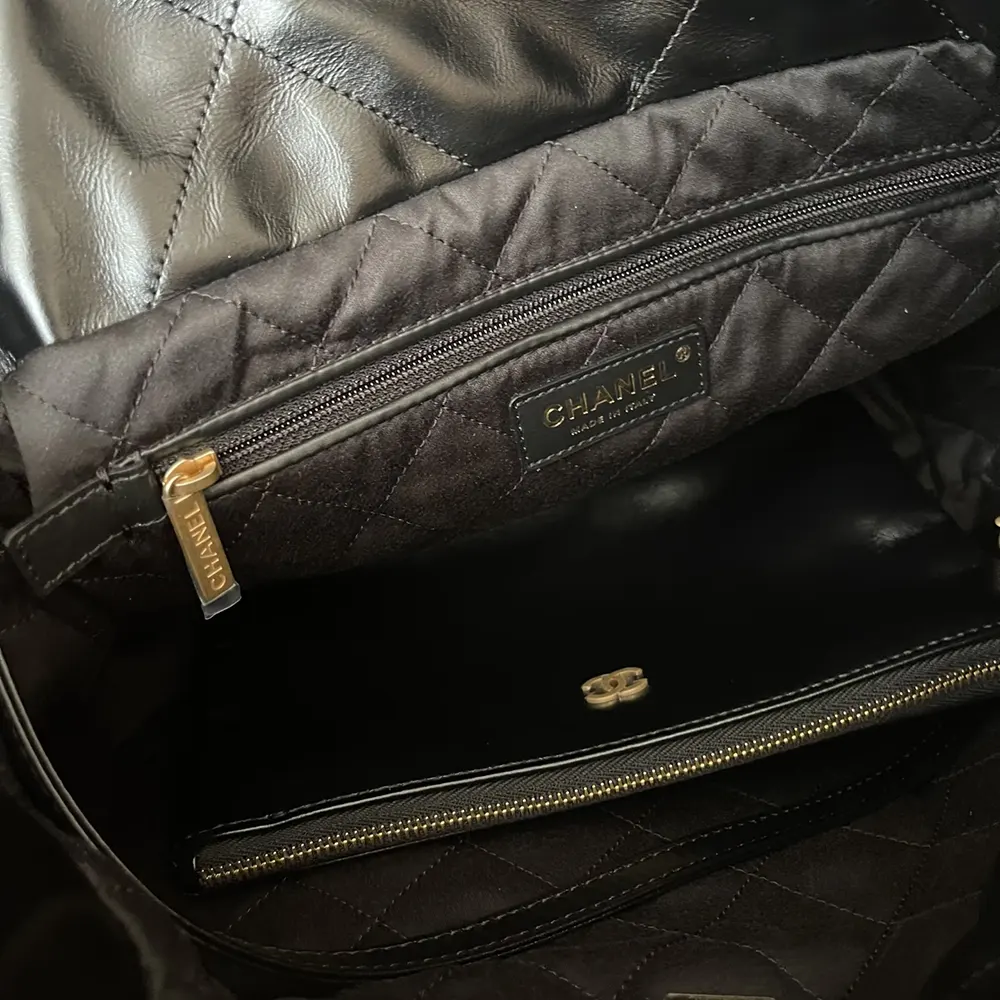  Black CHANEL 22 Handbag Review——Shiny Calfskin & Gold-Tone Metal