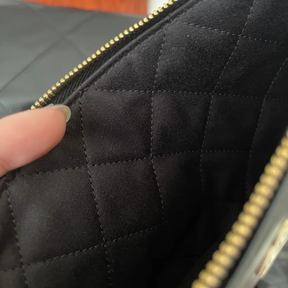  Black CHANEL 22 Handbag Review——Shiny Calfskin & Gold-Tone Metal