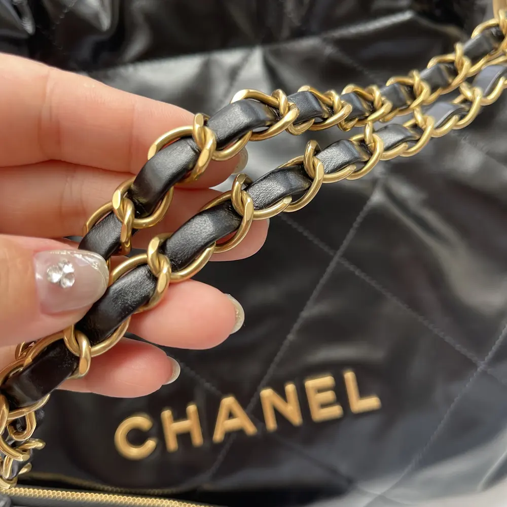 Black CHANEL 22 Handbag Review——Shiny Calfskin & Gold-Tone Metal