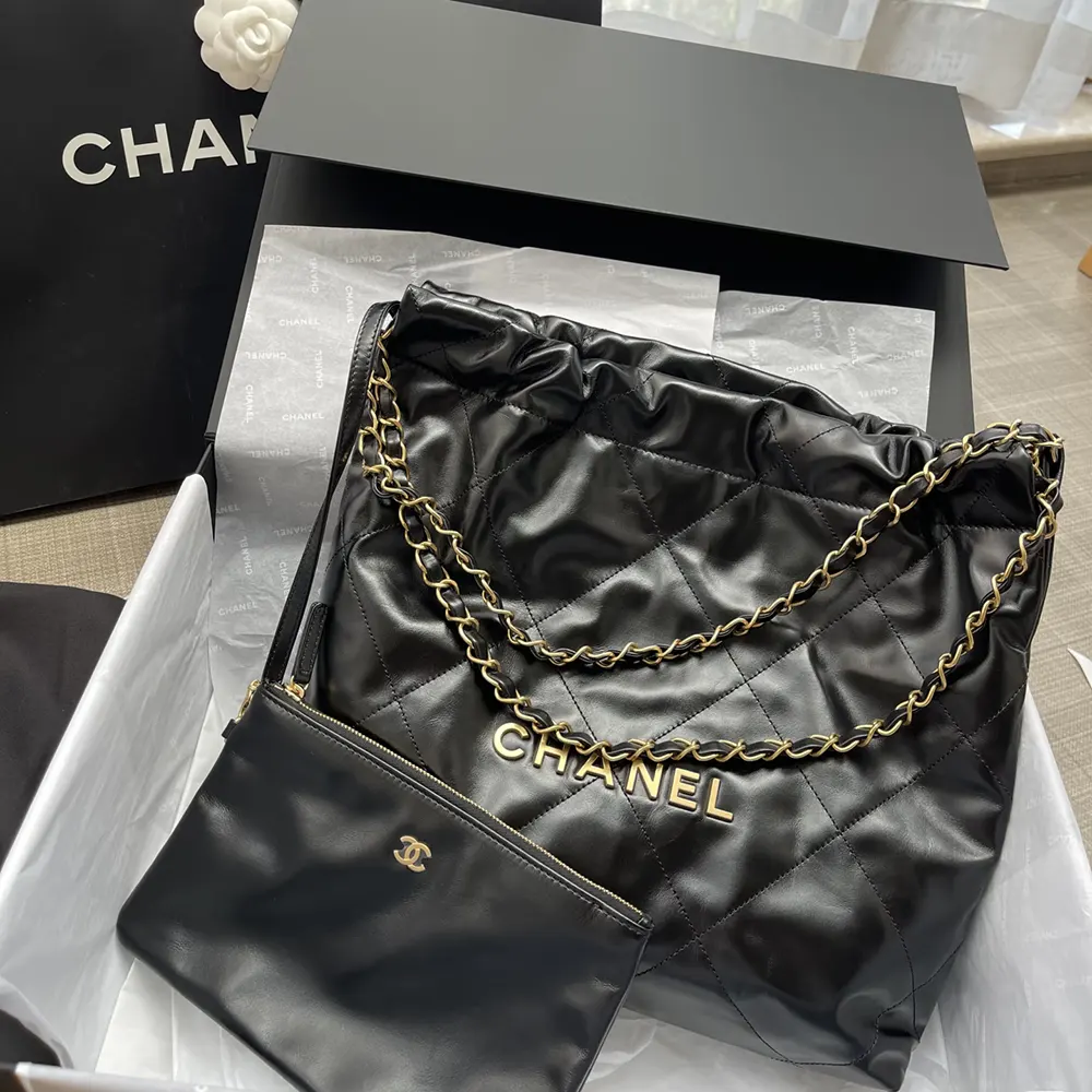  Black CHANEL 22 Handbag Review——Shiny Calfskin & Gold-Tone Metal