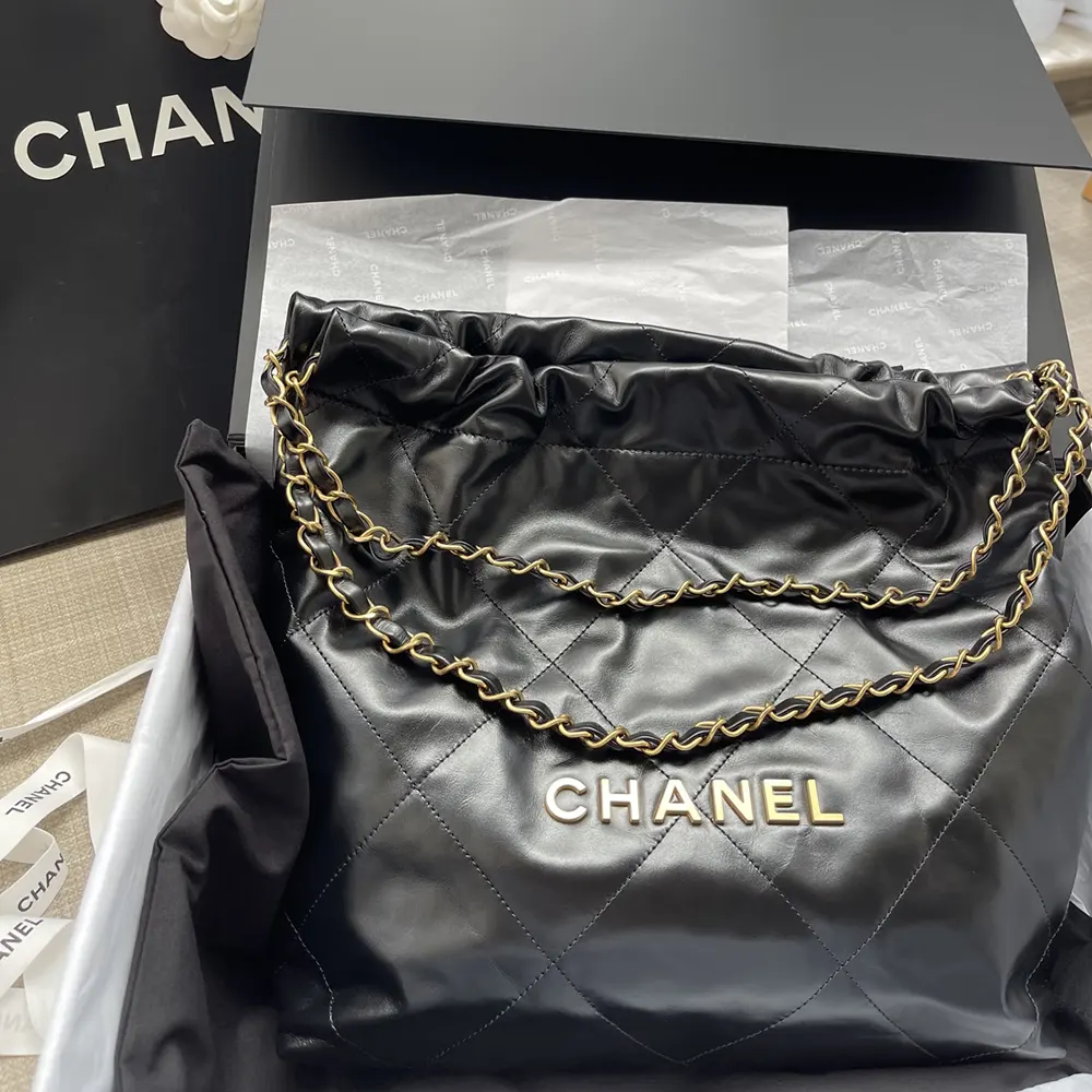  Black CHANEL 22 Handbag Review——Shiny Calfskin & Gold-Tone Metal