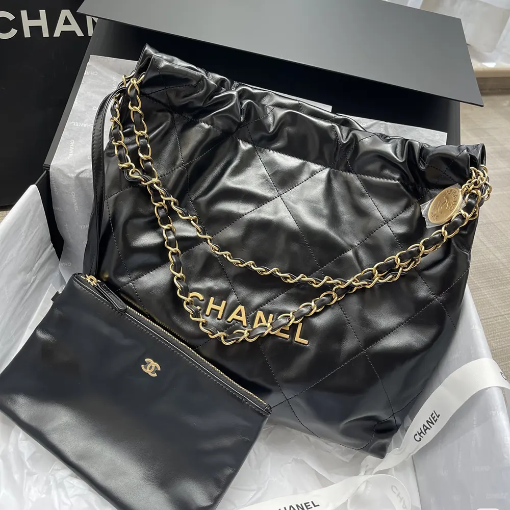  Black CHANEL 22 Handbag Review——Shiny Calfskin & Gold-Tone Metal